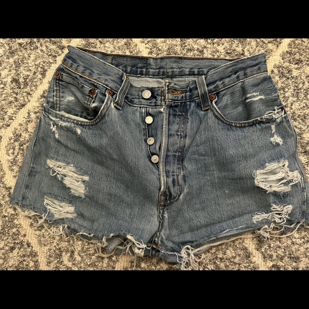 Women’s Levi shorts size 28 runs small if you’re a 27 these will fit